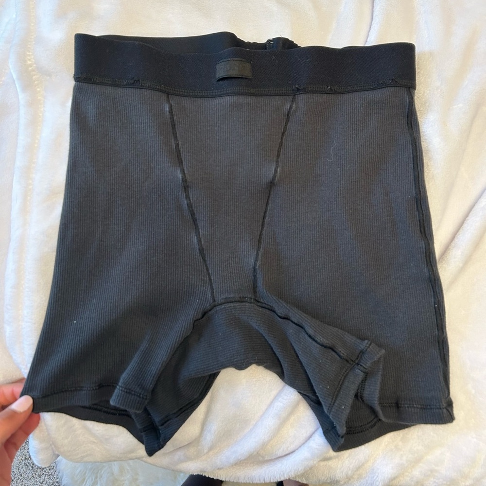 Black SKIMS cotton rib boxers in “soot” color size small